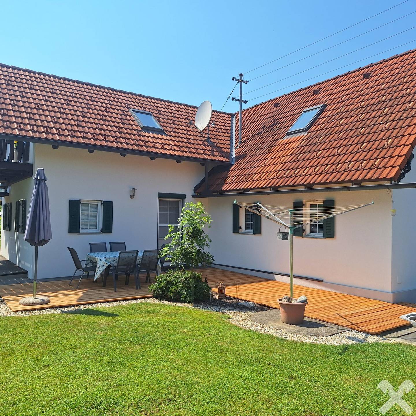 Kernsanierte Familienwohnung mit Garten und Carports