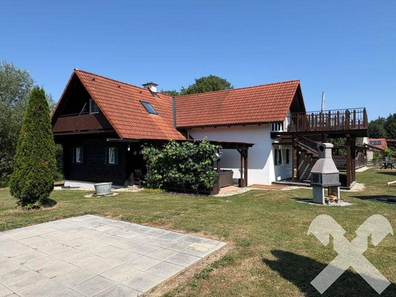 Kernsaniertes Familienapartment with Garden and Carports