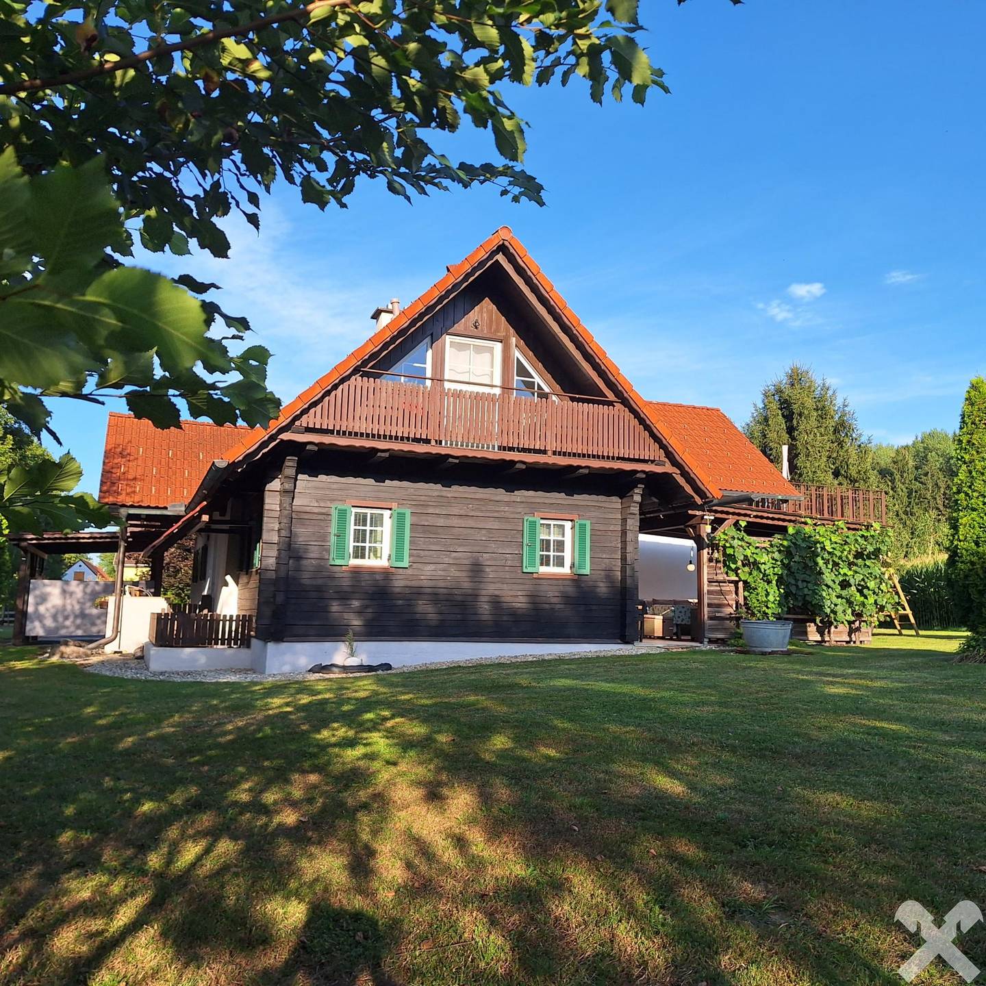 Kernsanierte Familienwohnung mit Garten und Carports
