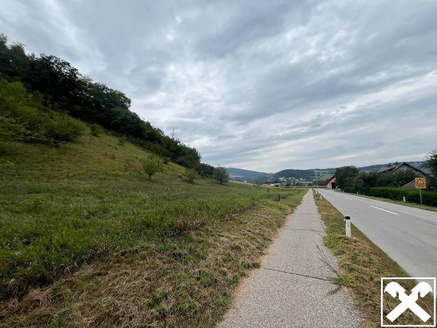 Wohnung mit Baulandpotenzial in naturnaher Lage neben Wohnsiedlung