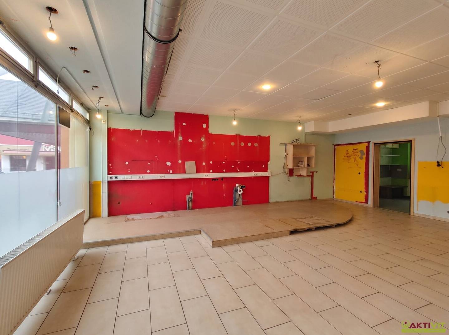 Commercial premises with shop window front and possibility of outdoor seating in the center of Zeltweg