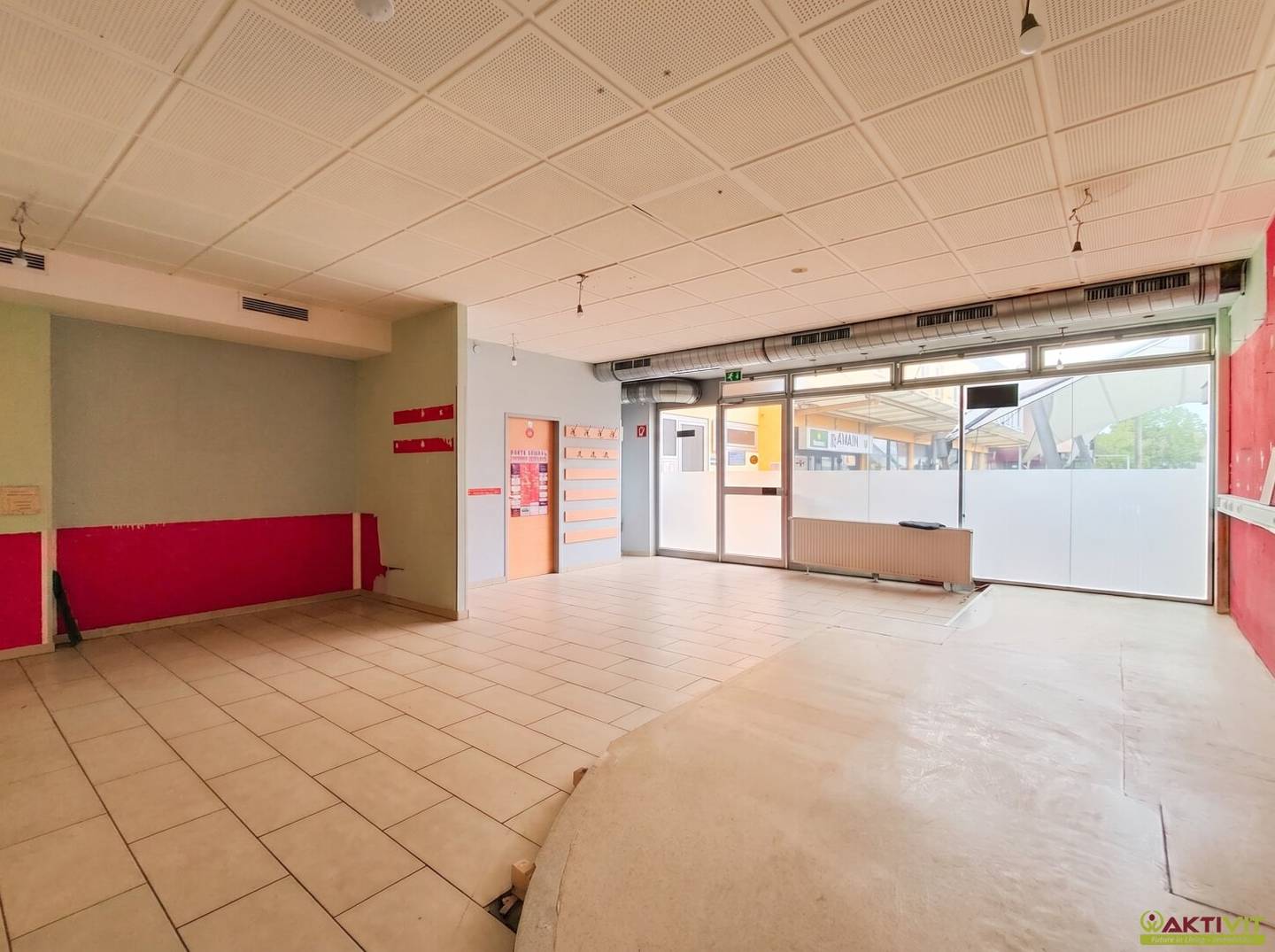 Commercial premises with shop window front and possibility of outdoor seating in the center of Zeltweg