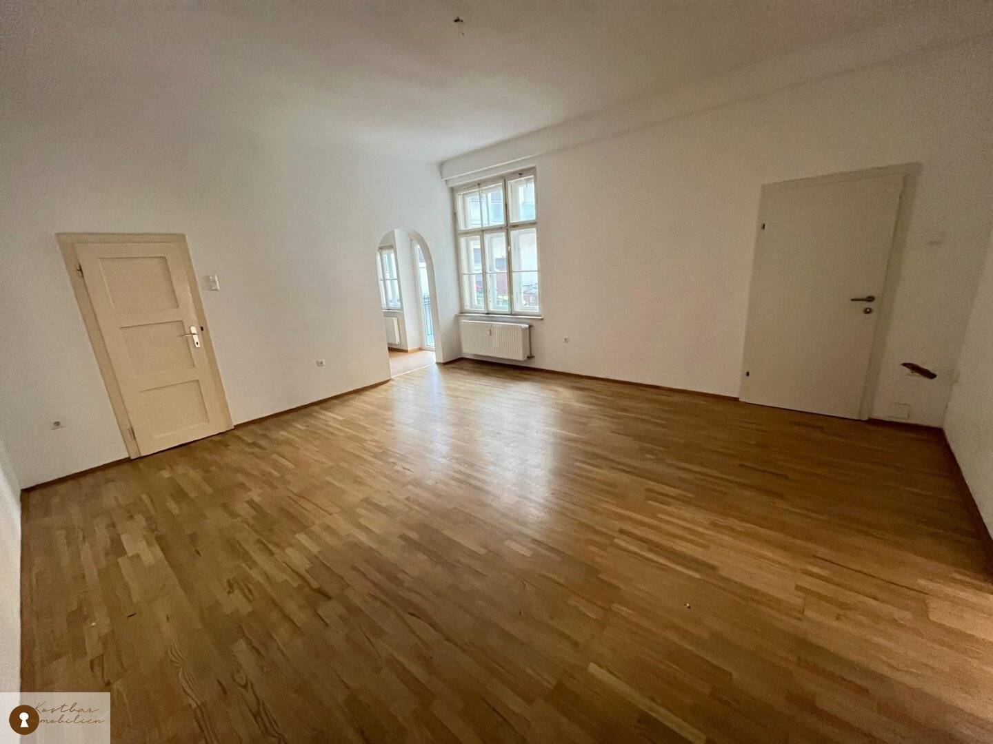 "Stilvolles Wohnen mit Aussicht: Entdecken Sie Ihre Traum-Zweizimmerwohnung mit Balkon in St. Leonhard!"