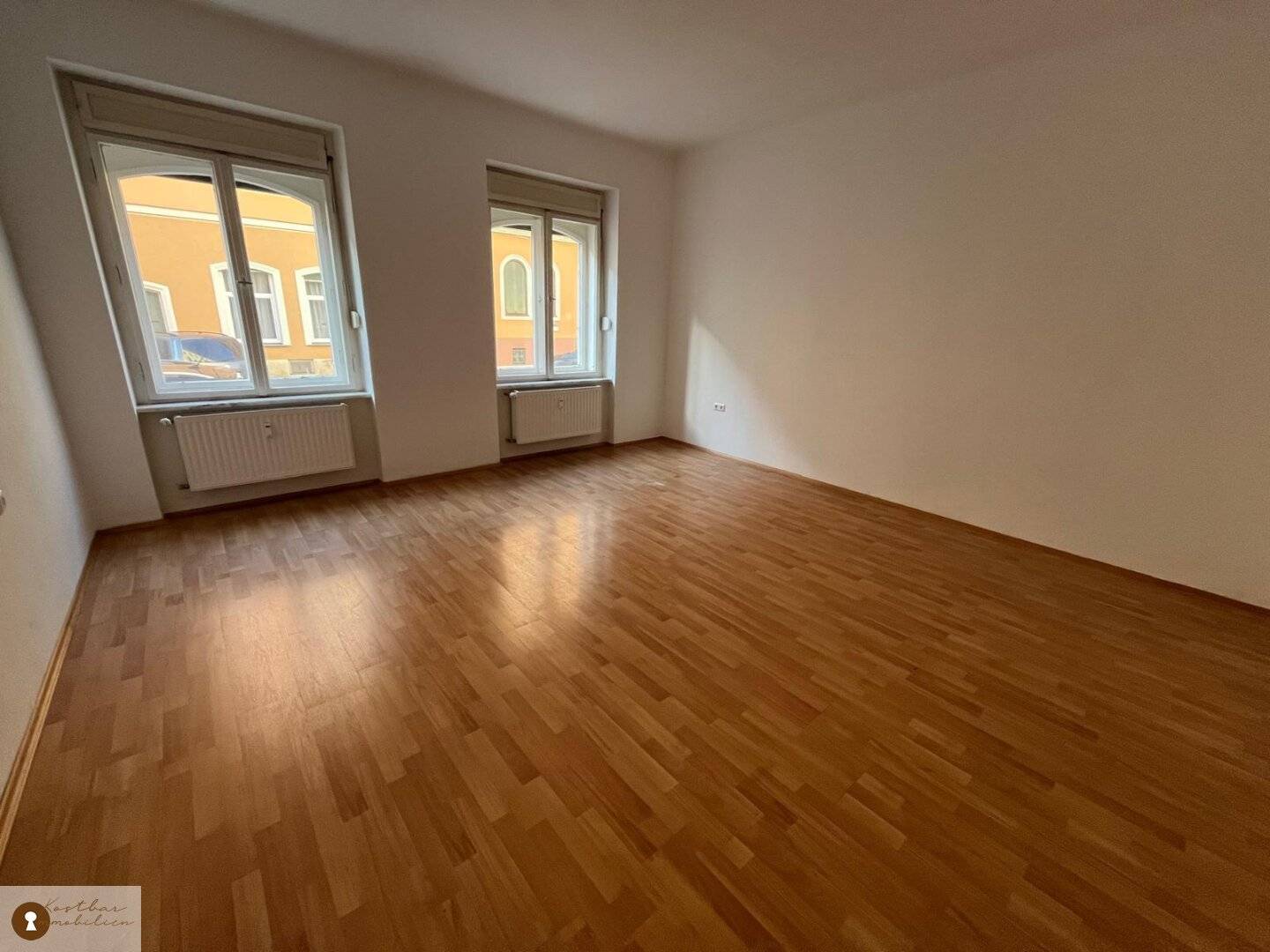 "Stilvolles Wohnen mit Aussicht: Entdecken Sie Ihre Traum-Zweizimmerwohnung mit Balkon in St. Leonhard!"