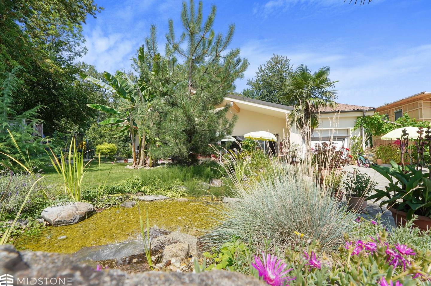 Garden idyll in absolute quiet location Dreamlike bungalow in secluded location
