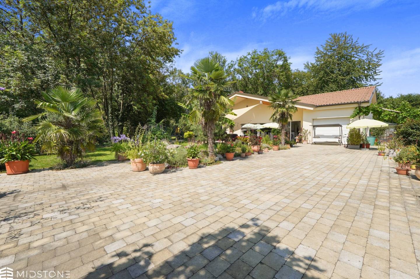 Garden idyll in absolute quiet location Dreamlike bungalow in secluded location
