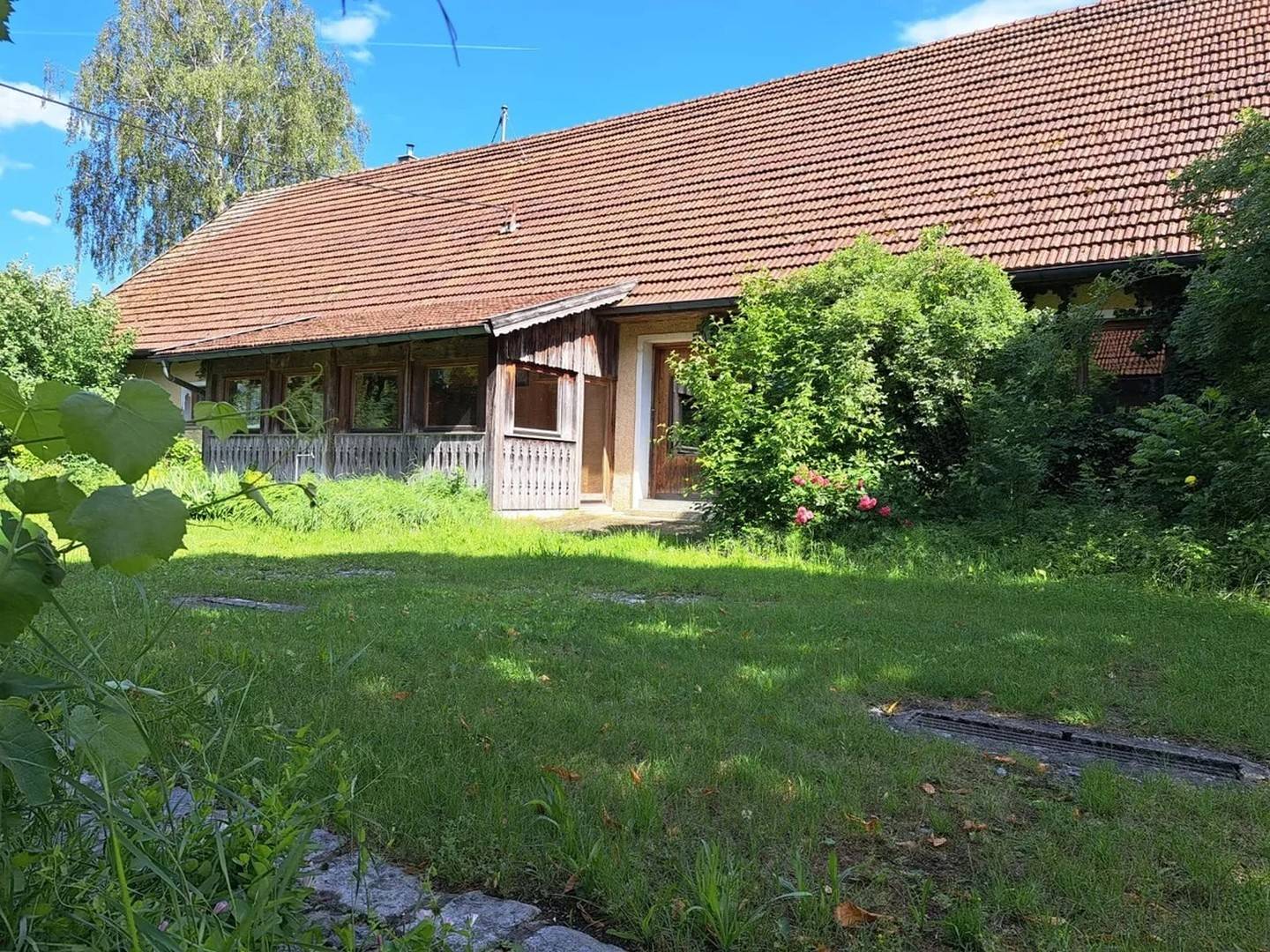Wohnung with large outbuilding and garden