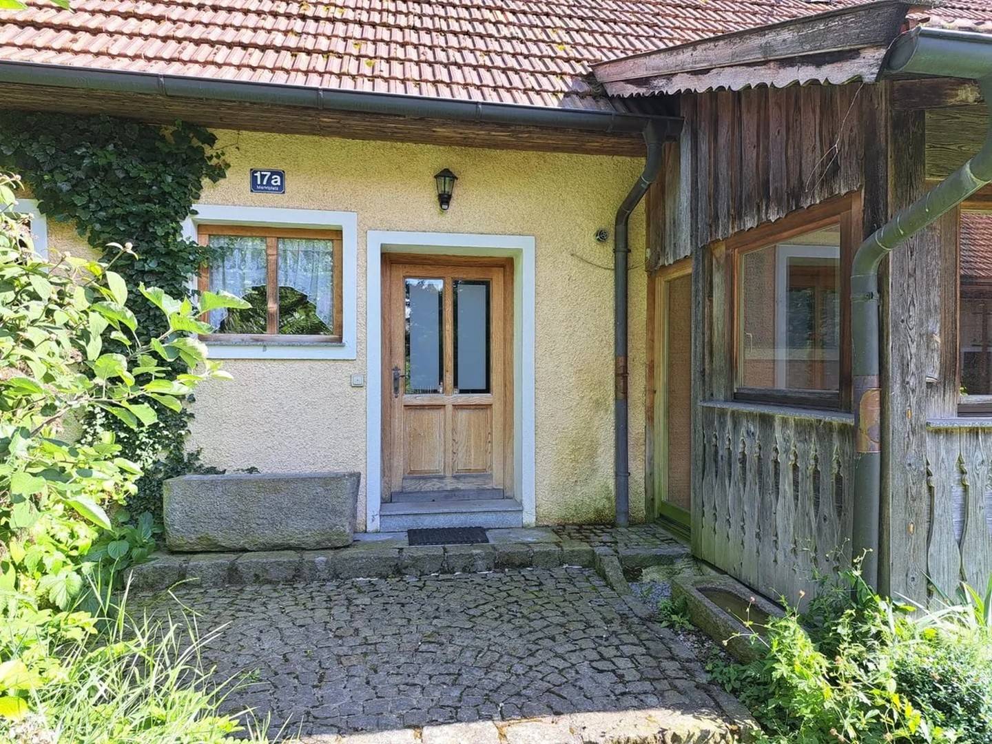 Wohnung with large outbuilding and garden