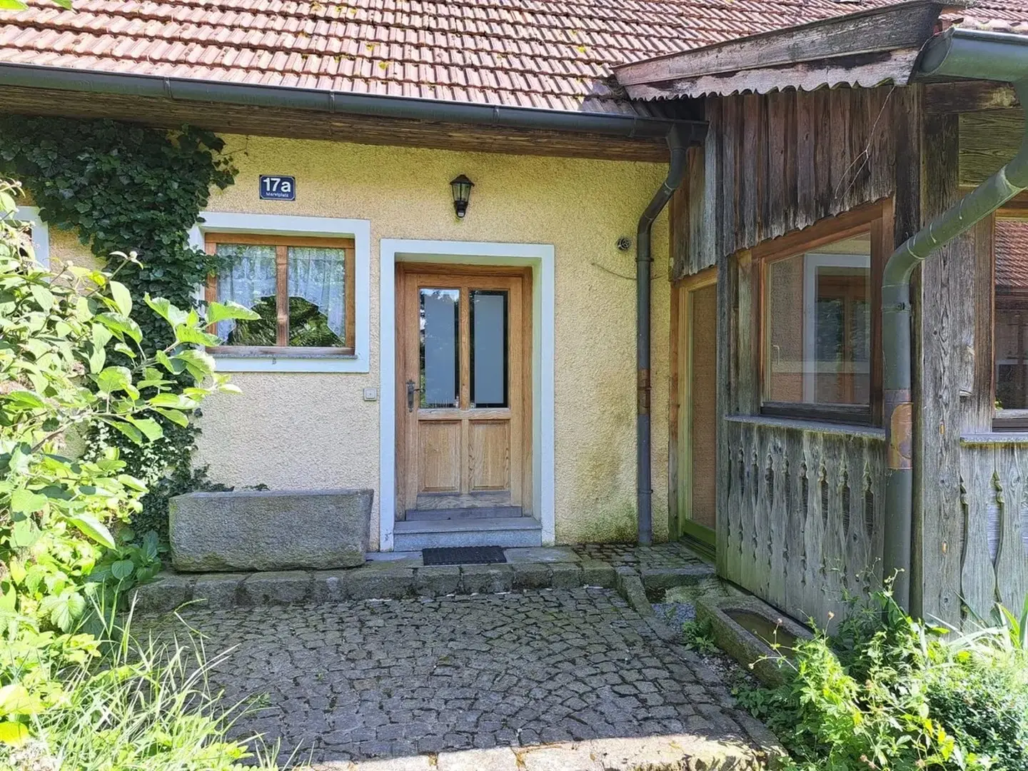 Wohnung with large outbuilding and garden
