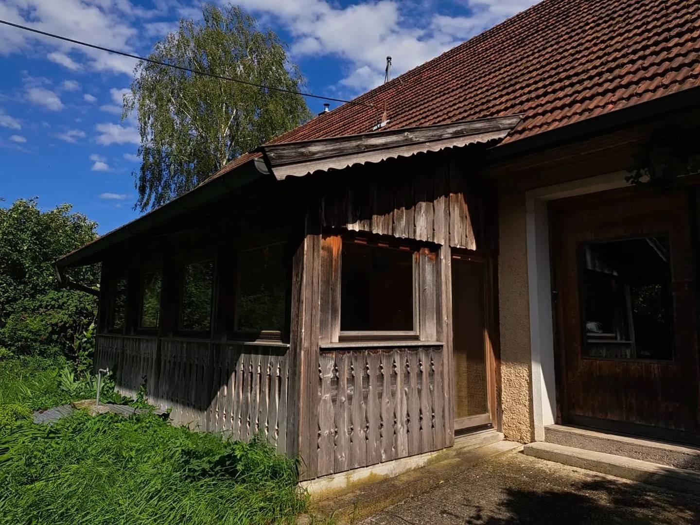 Wohnung with large outbuilding and garden