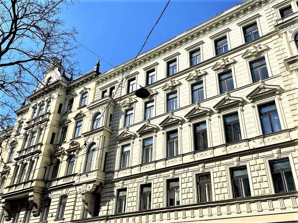 HOFRUHELAGE, 105 m2 Altbau, Wohnküche, 2 Zimmer, 2 Bäder, Parketten, WG-geeignet, Lerchenfelder Straße