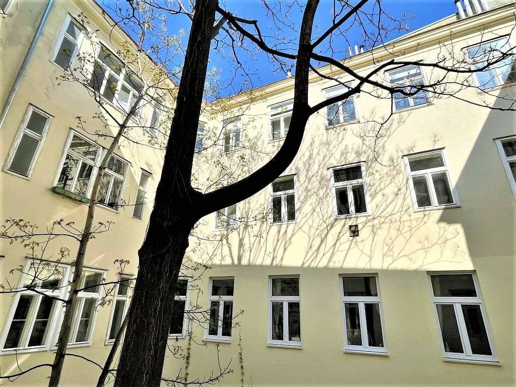 HOFRUHELAGE, 105 m2 Altbau, Wohnküche, 2 Zimmer, 2 Bäder, Parketten, WG-geeignet, Lerchenfelder Straße