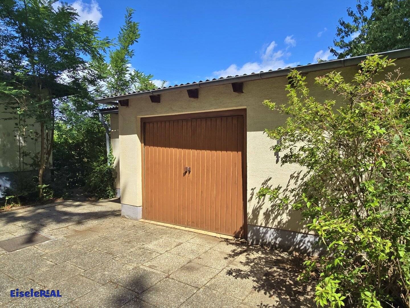 Idyllic green location Bungalow in need of renovation