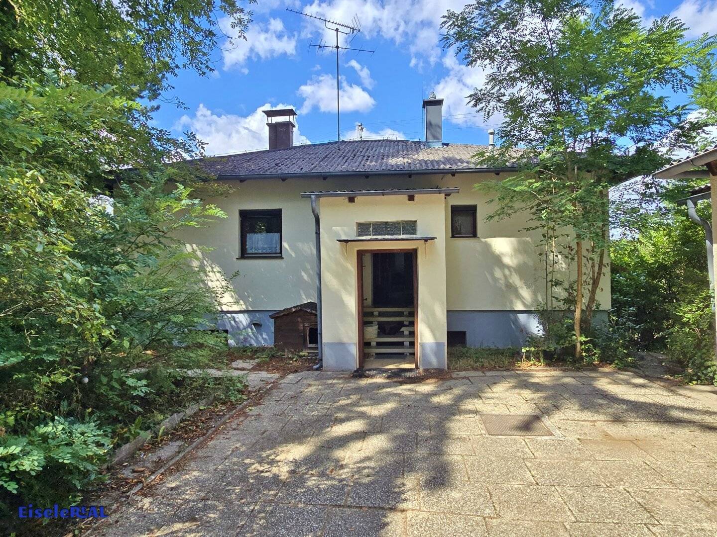 Idyllic green location Bungalow in need of renovation