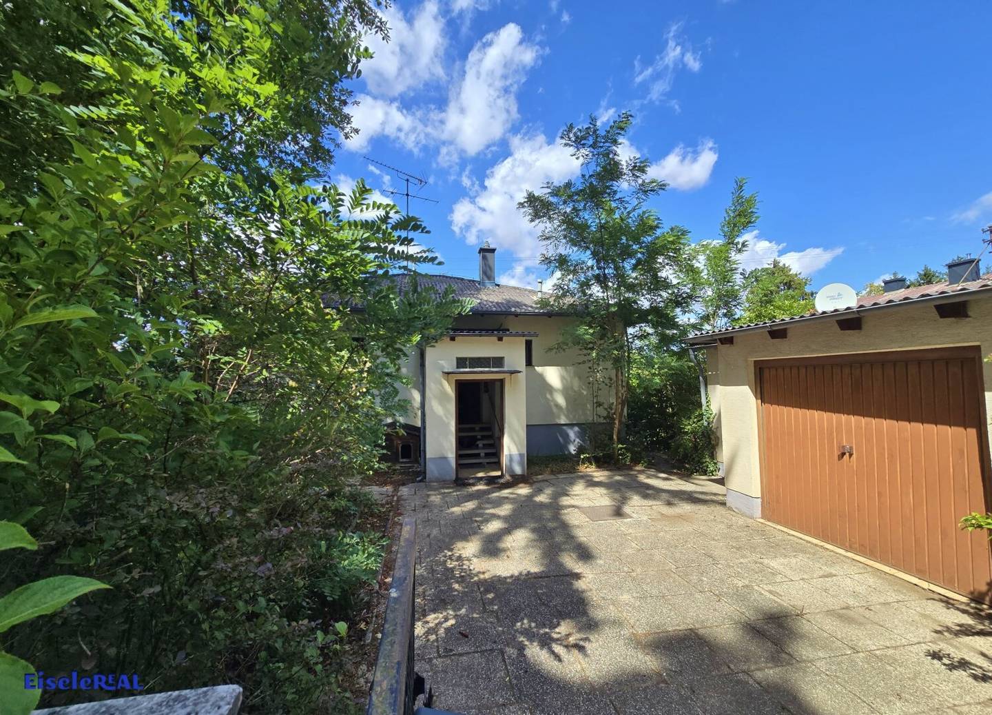 Idyllic green location Bungalow in need of renovation