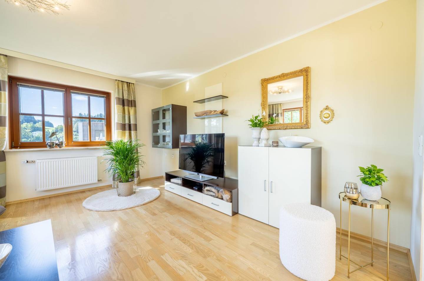 Wohnung mit großem Privatgarten und hochwertiger Küche