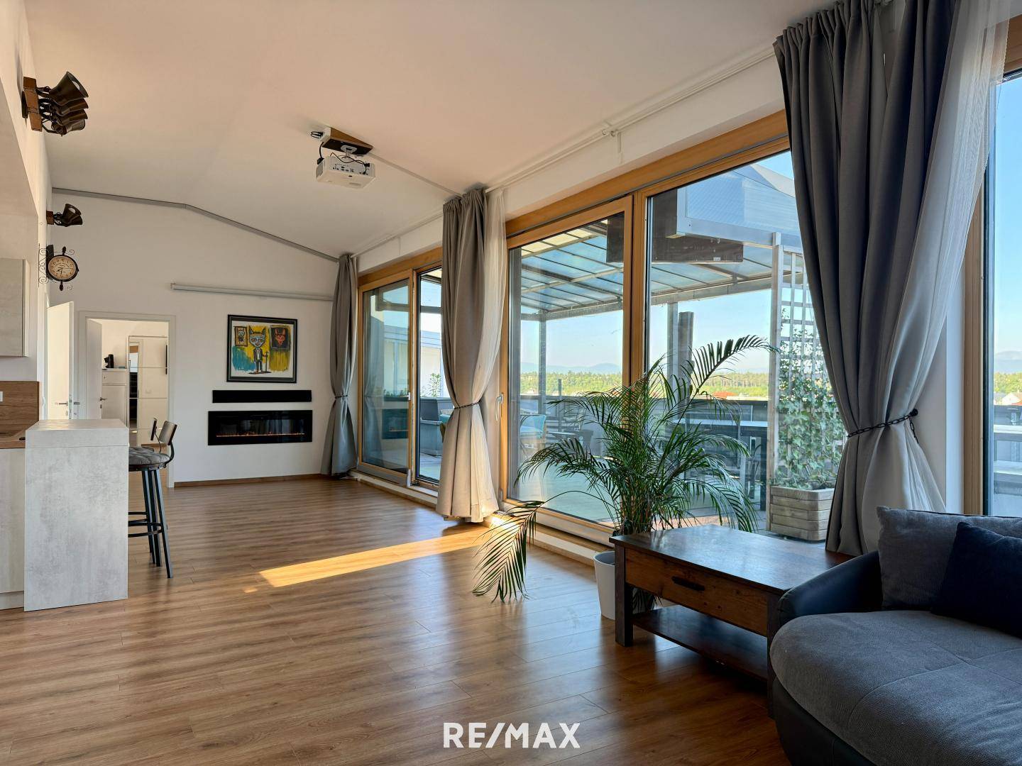 Neuwertige Dachgeschosswohnung mit Dachterrasse und Schneebergblick