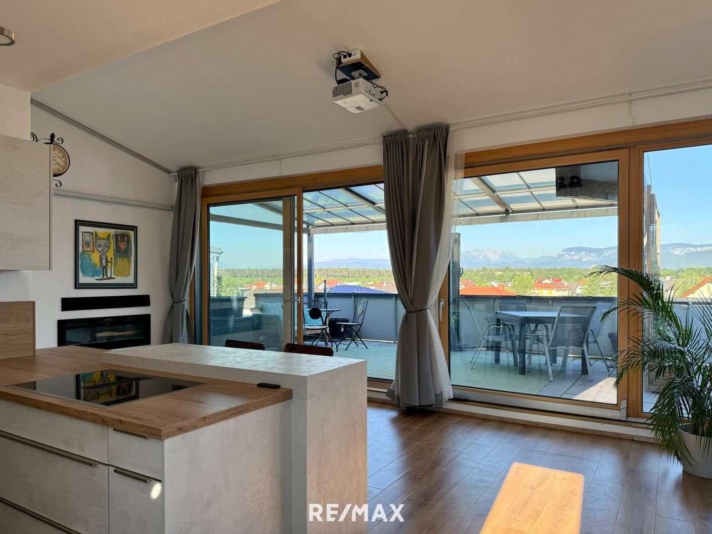 Neuwertige Dachgeschosswohnung mit Dachterrasse und Schneebergblick