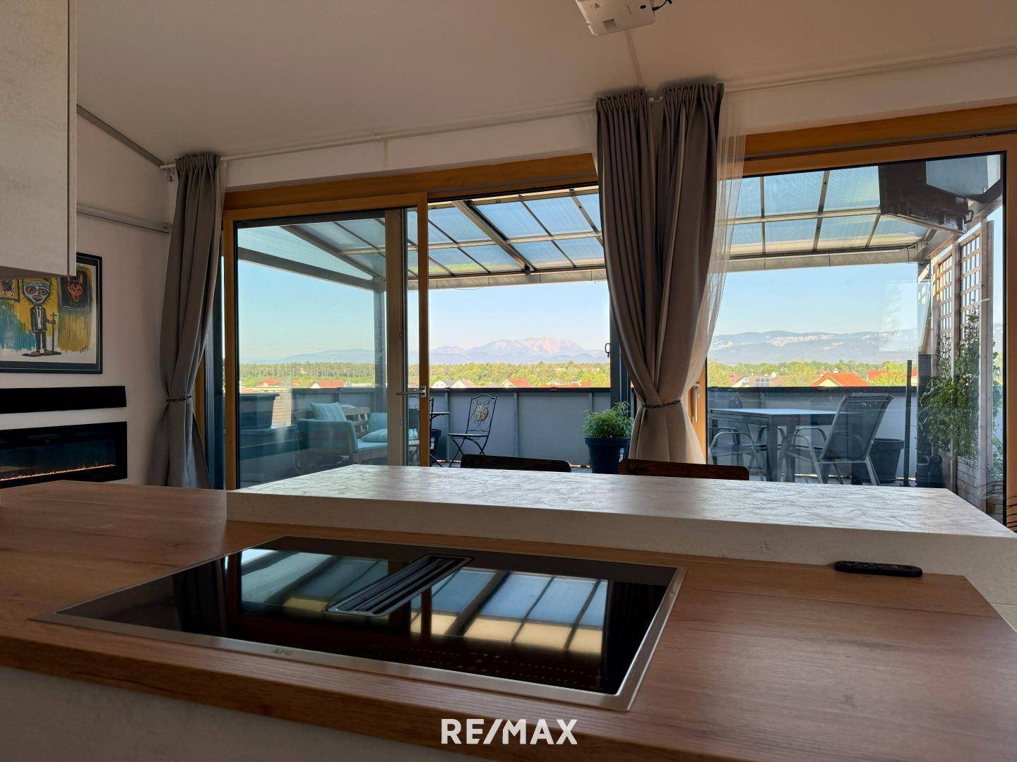 Neuwertige Dachgeschosswohnung mit Dachterrasse und Schneebergblick