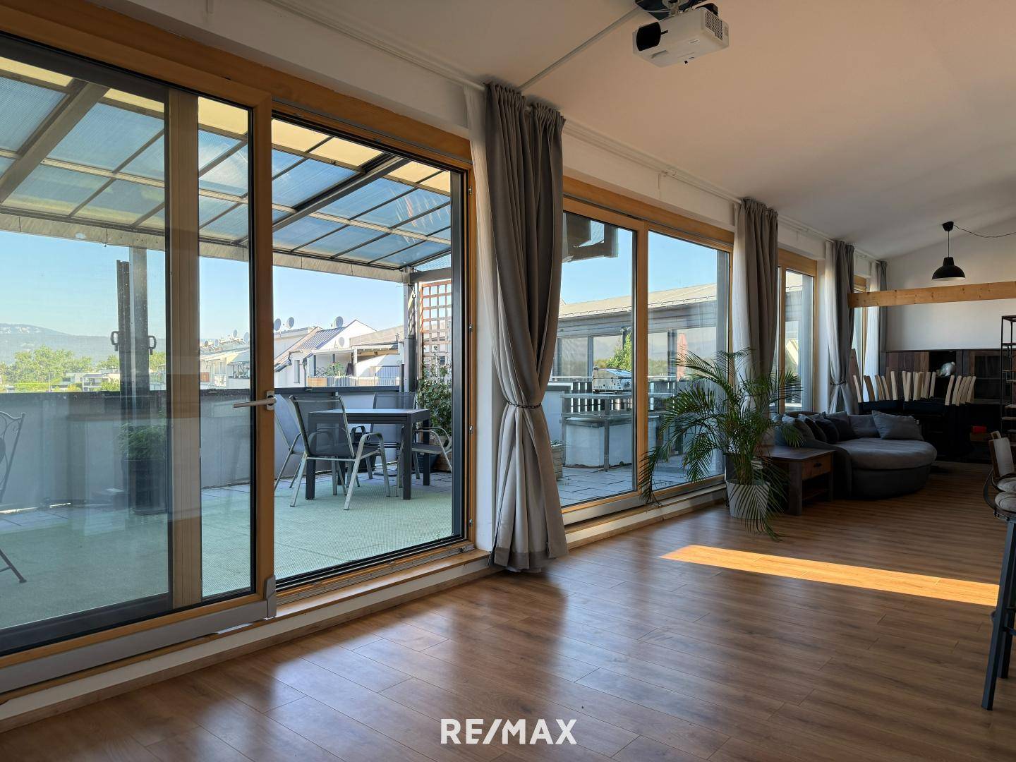 Neuwertige Dachgeschosswohnung mit Dachterrasse und Schneebergblick