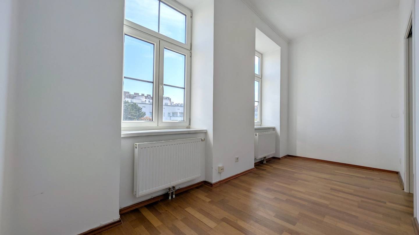 Helle 4-Zimmer-Altbauwohnung mit Kamin und beeindruckendem Ausblick