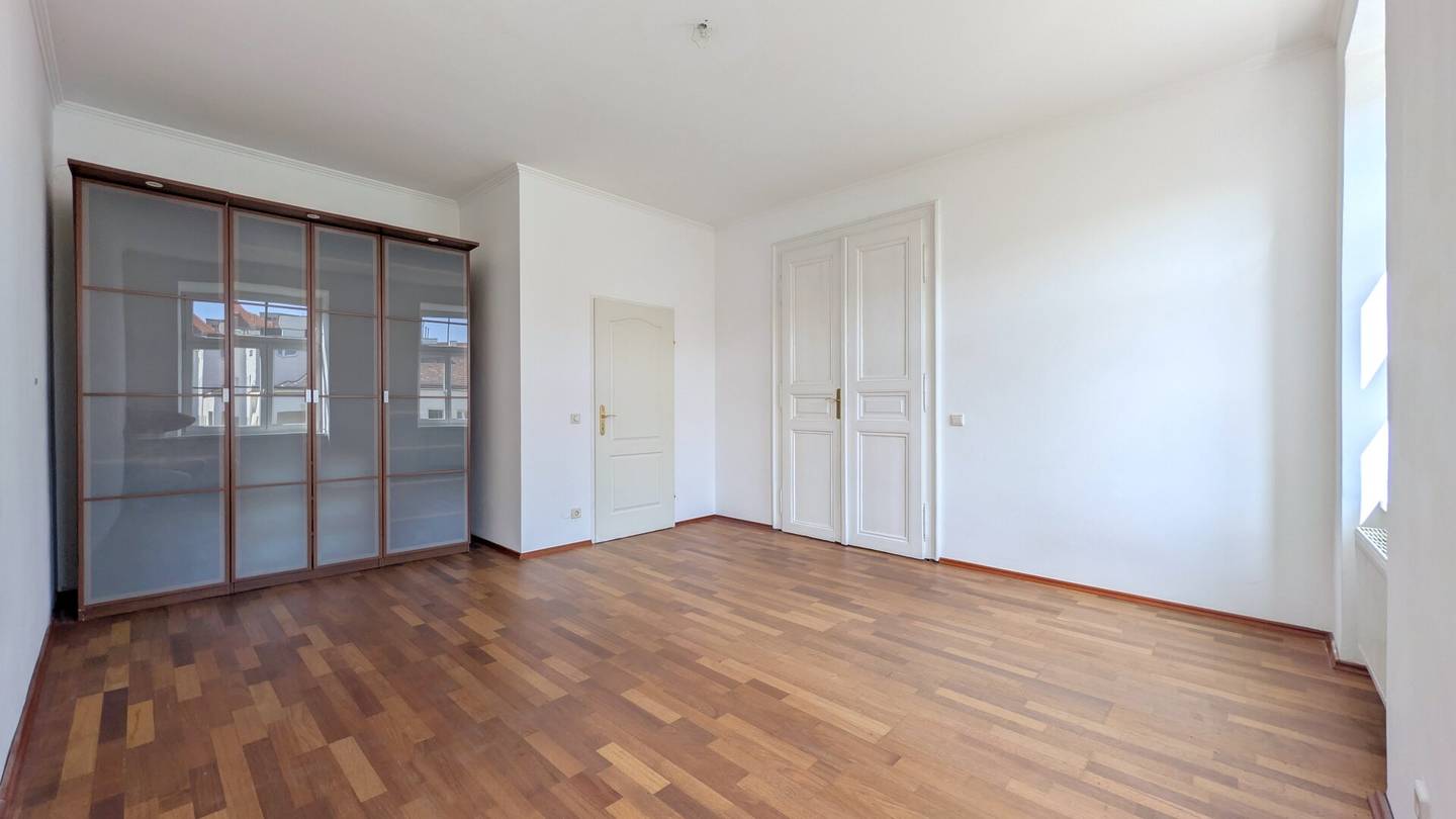 Helle 4-Zimmer-Altbauwohnung mit Kamin und beeindruckendem Ausblick