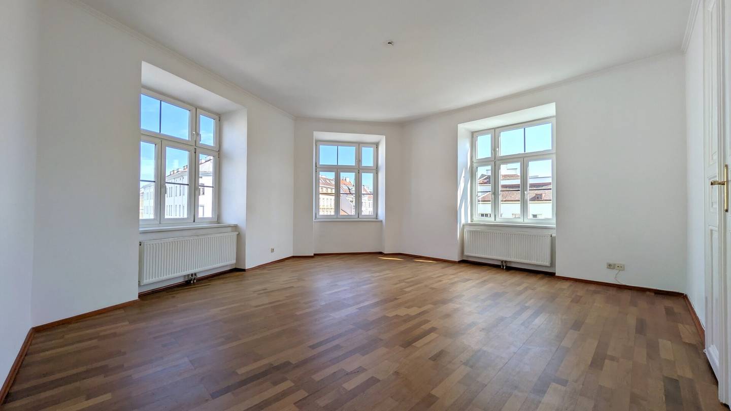 Bright 4-room period apartment with fireplace and impressive view