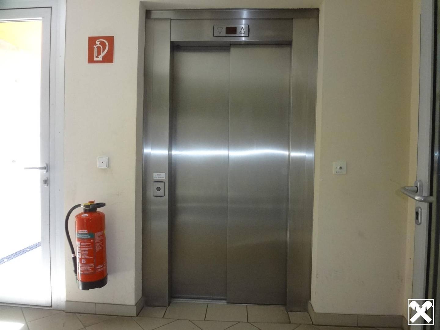 Bright apartment in town centre with lift and balcony