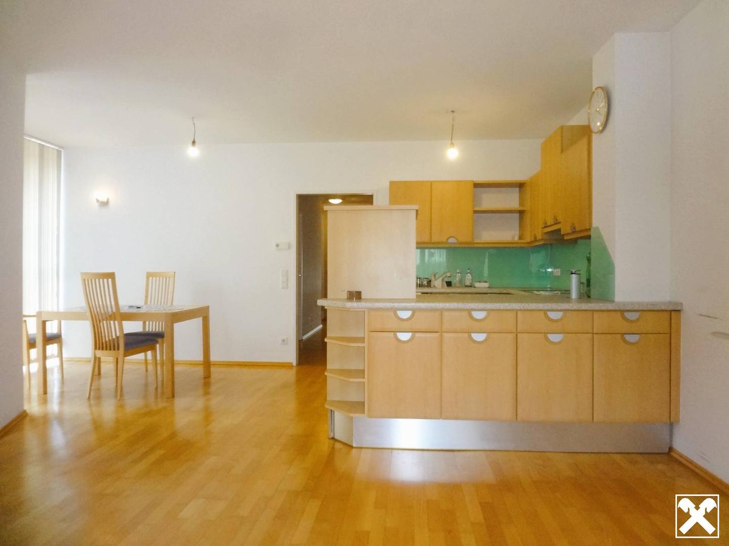 Bright apartment in town centre with lift and balcony