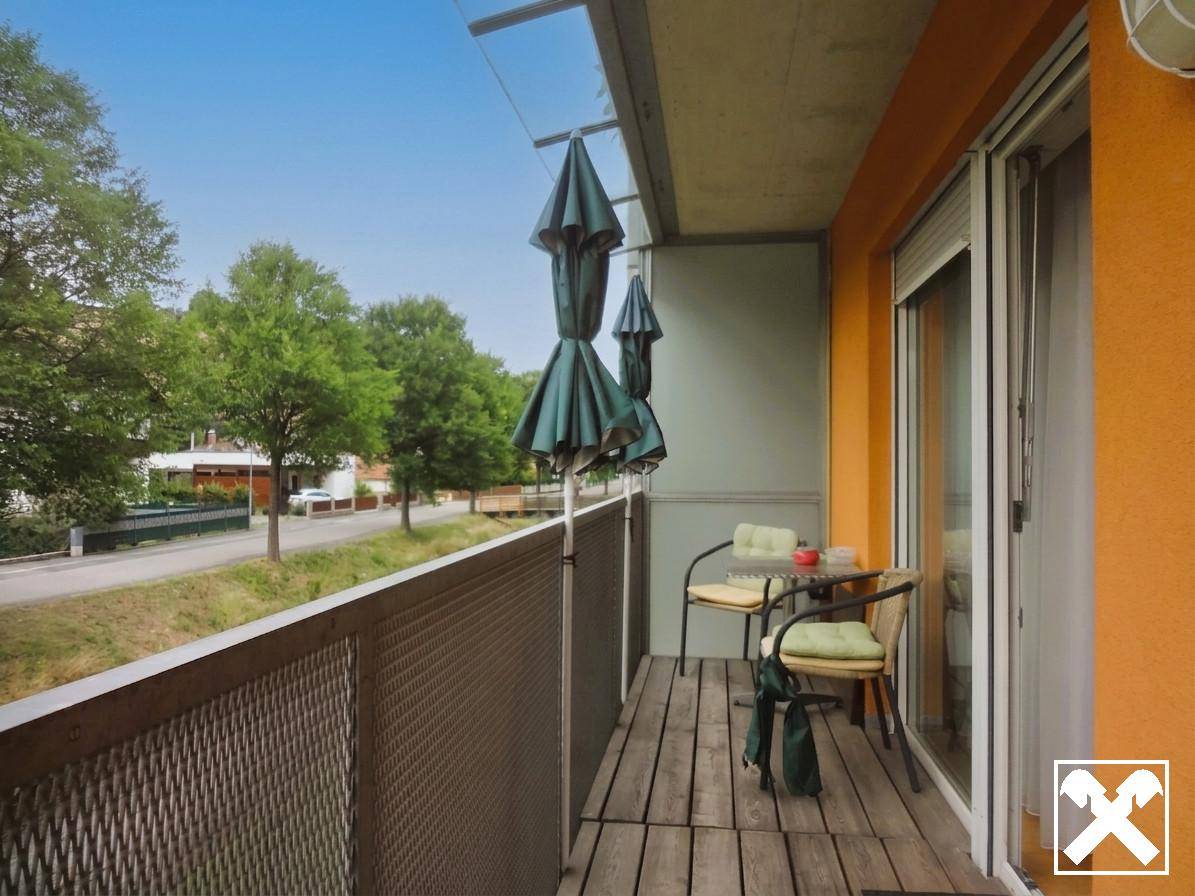 Bright apartment in town centre with lift and balcony