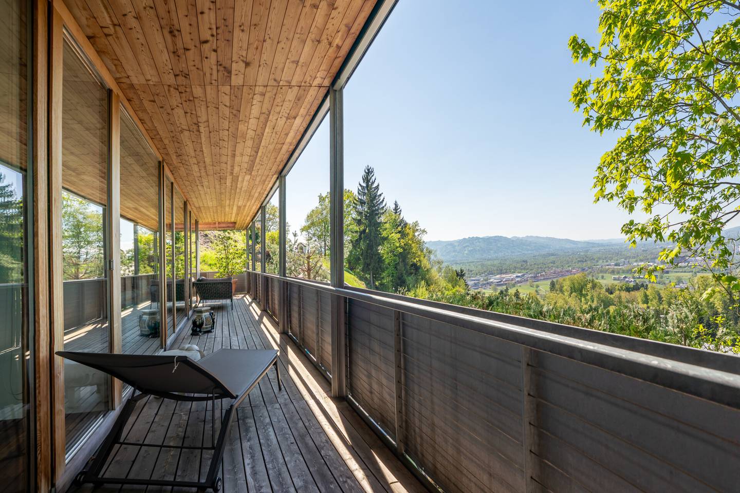 Architect designed apartment with lake view and generous terrace