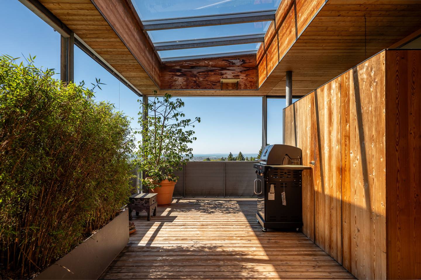Architect designed apartment with lake view and generous terrace