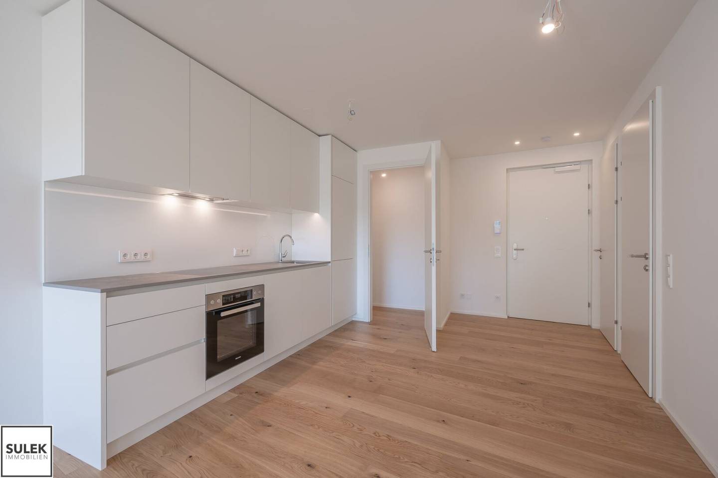 from November South-facing apartment for singles and couples with loggia on the 3rd floor Second occupancy