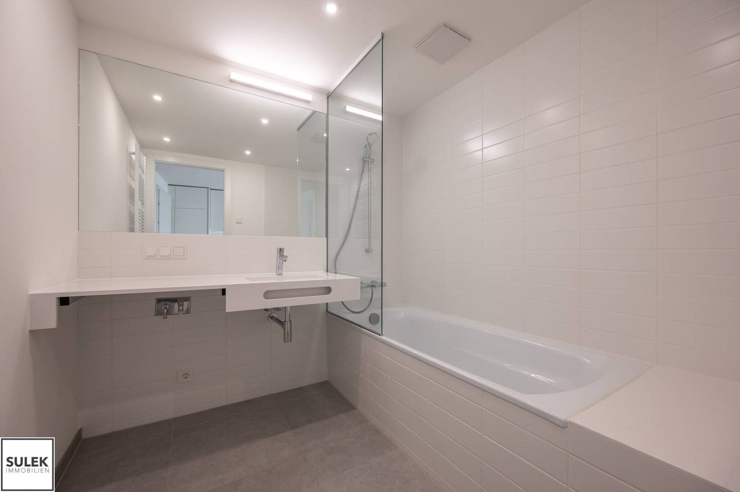 from November South-facing apartment for singles and couples with loggia on the 3rd floor Second occupancy