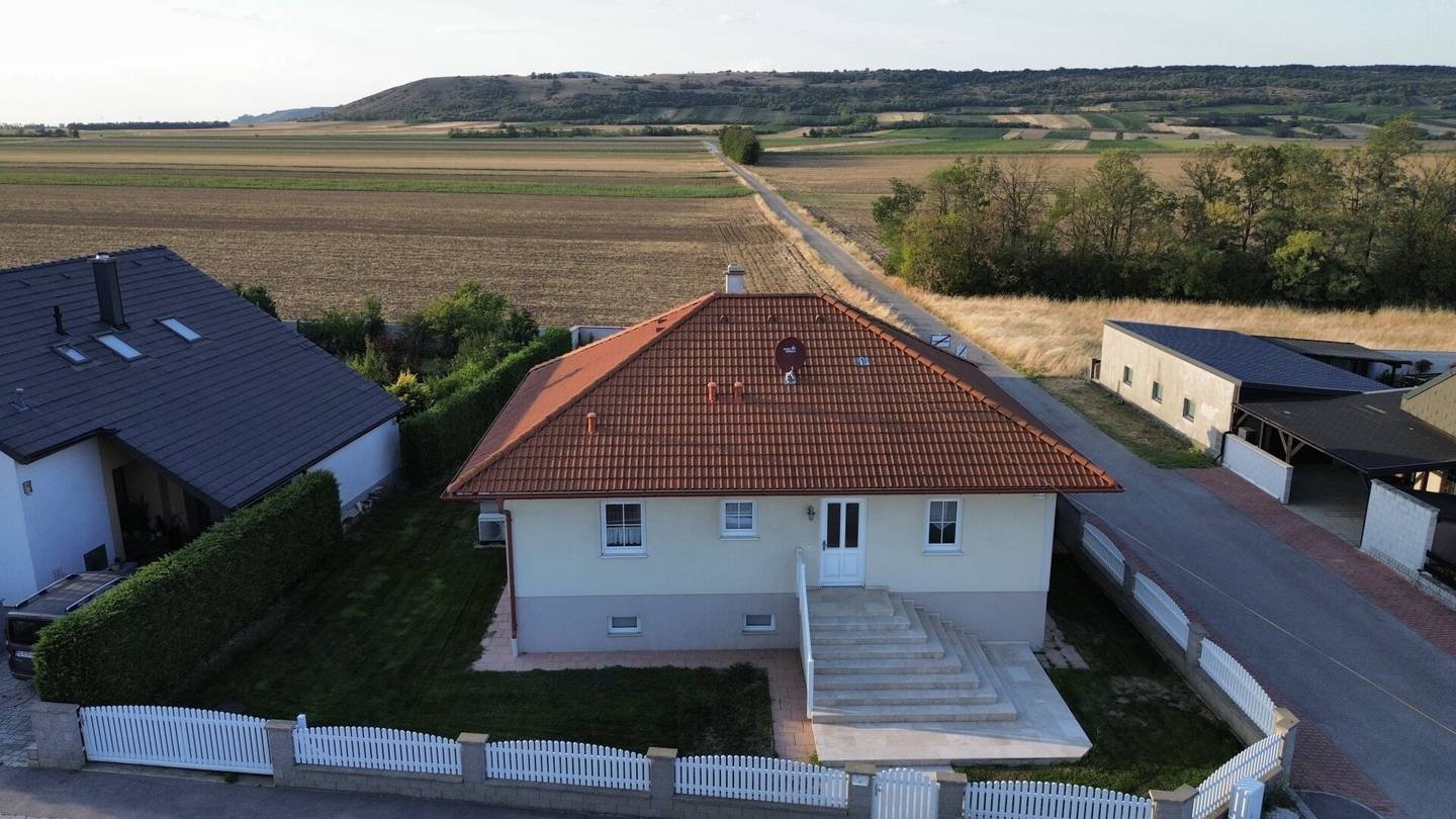 2472 Prellenkirchen - well-maintained single-family house with swimming pool