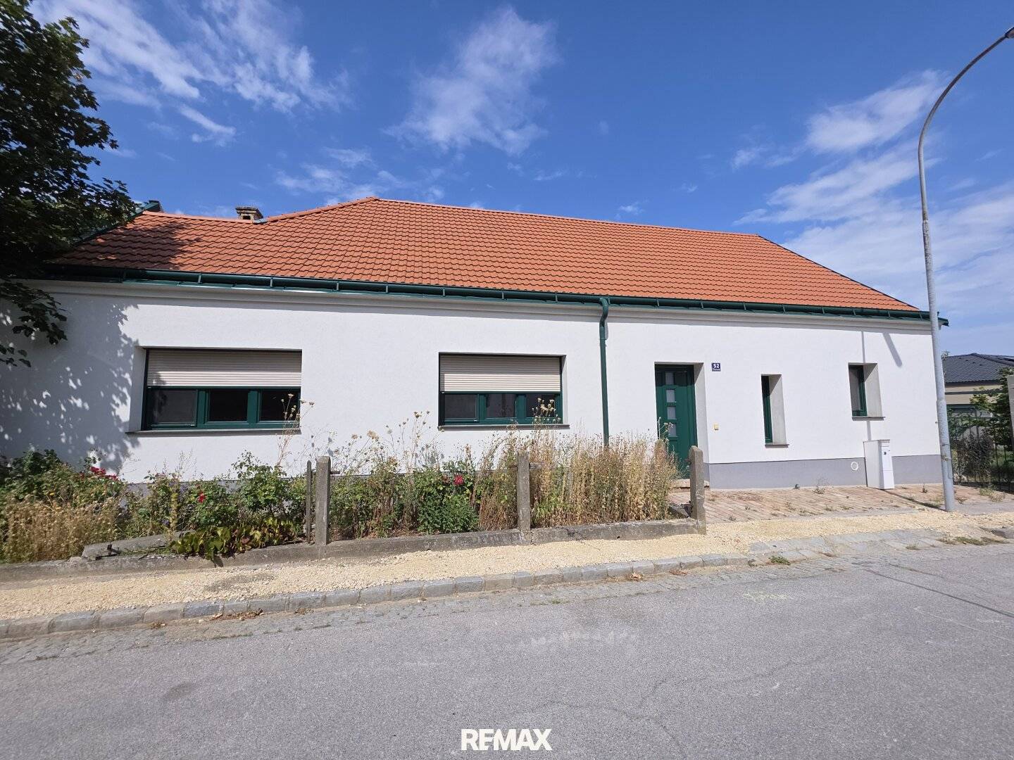 Modernes Miethaus mit uneinsehbarem Garten und Terrasse