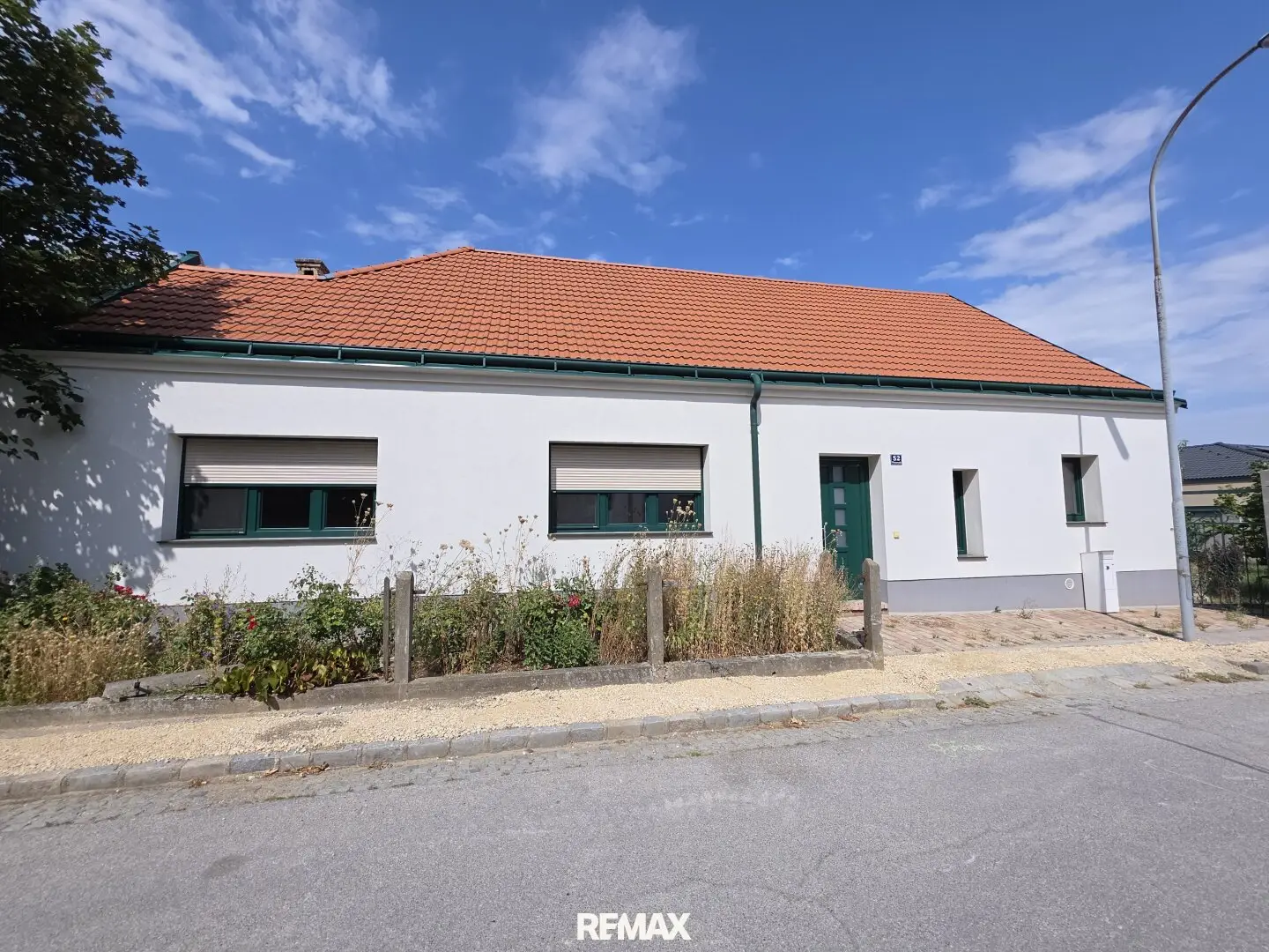 Modernes Miethaus mit uneinsehbarem Garten und Terrasse