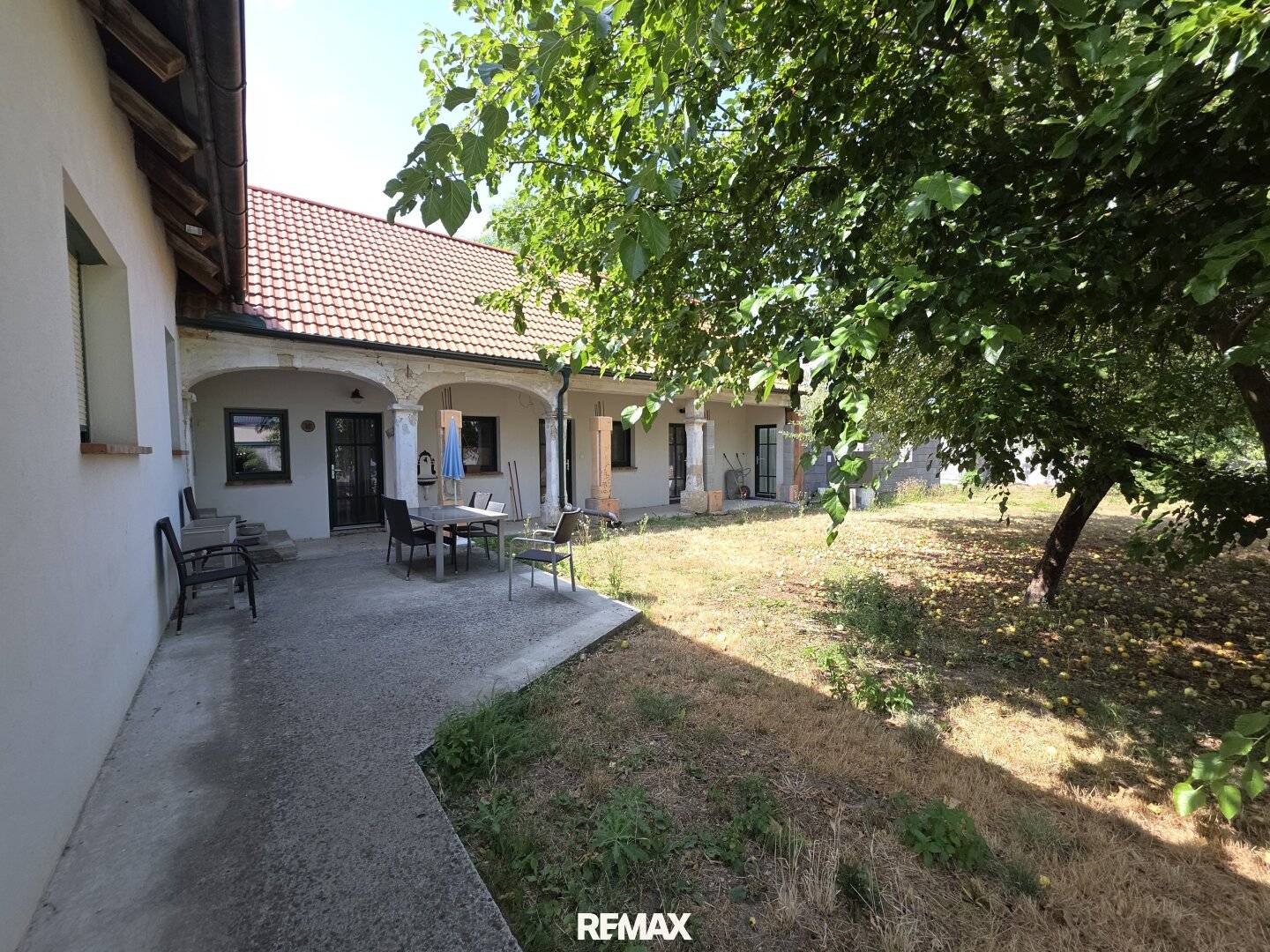 Modernes Miethaus mit uneinsehbarem Garten und Terrasse