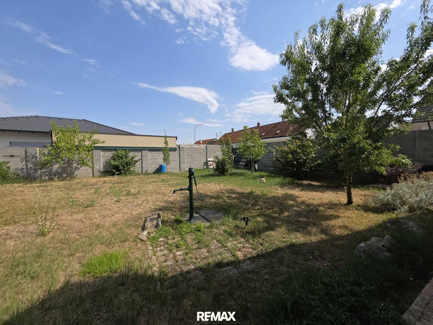 Modernes Miethaus mit uneinsehbarem Garten und Terrasse