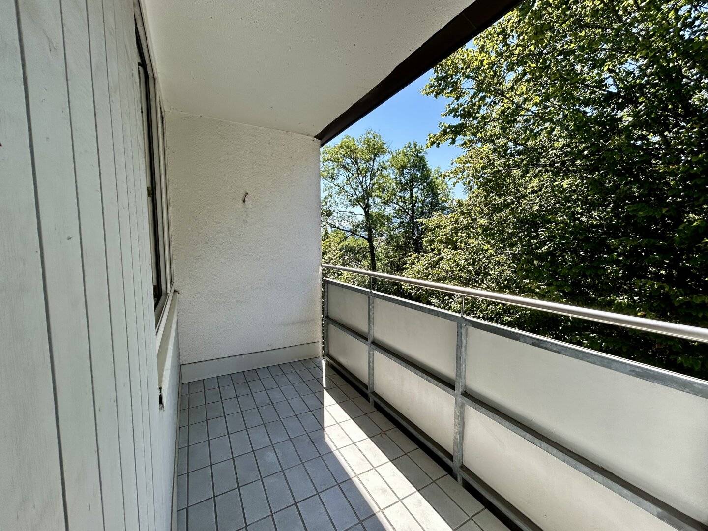 Helle, frisch renovierte 2-Zimmer-Wohnung mit Loggia, zentrumsnah in Parsch