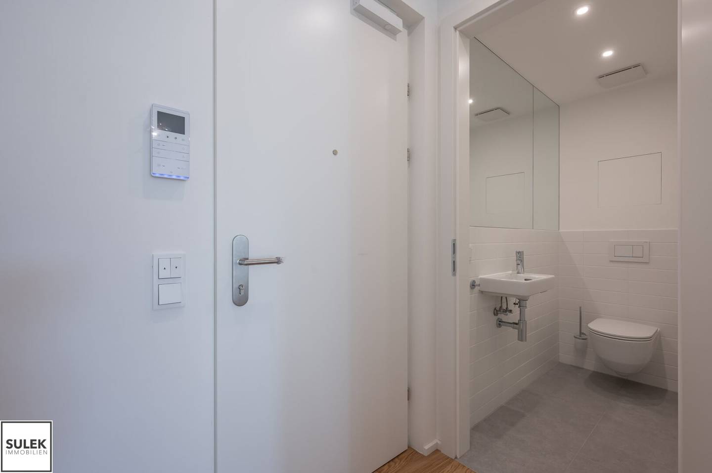 from September Well equipped single or couple apartment on the 1st floor at Schönbrunner Straße
