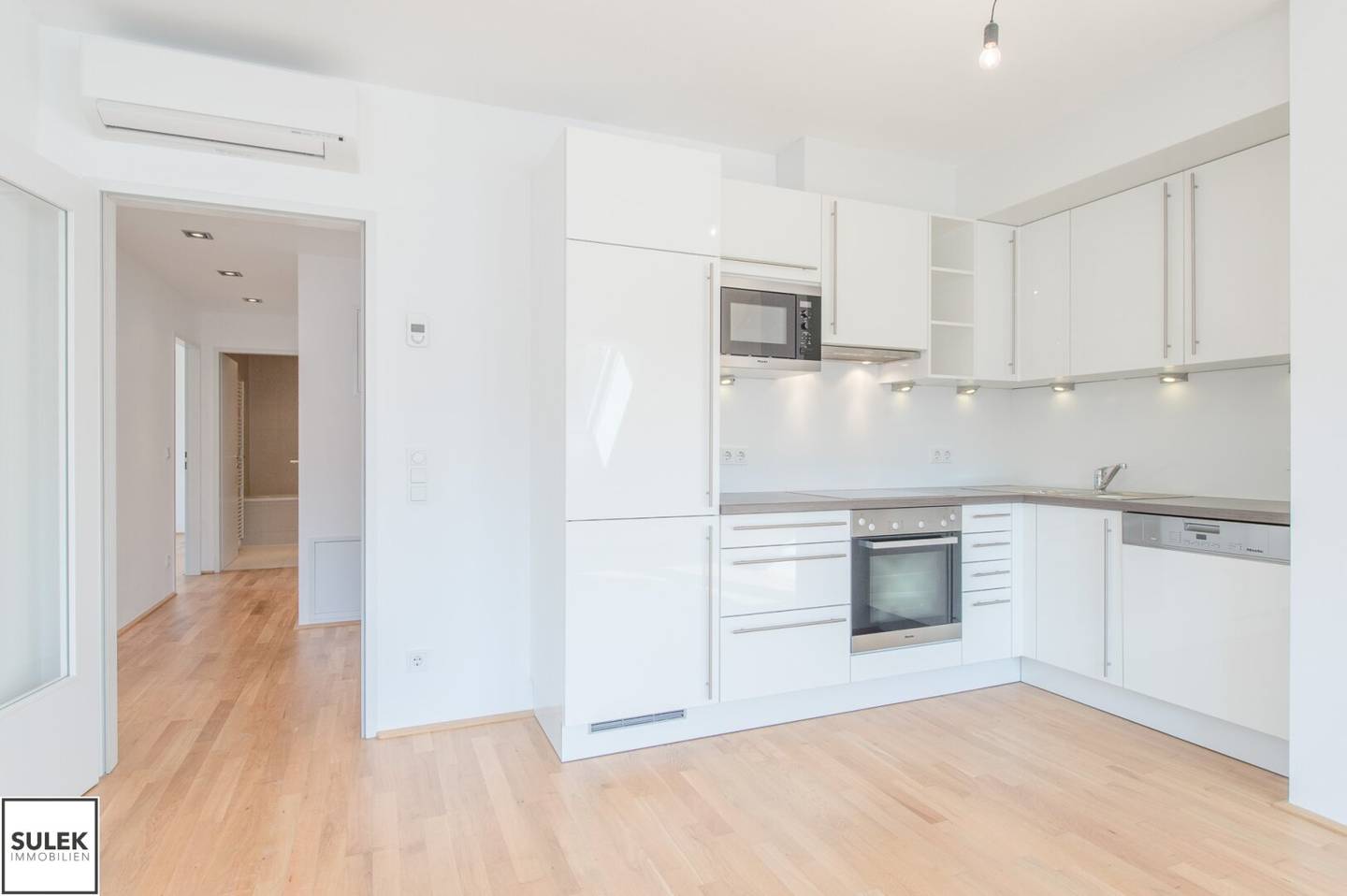 *** helle 3-Zimmer DG-Wohnung mit südseitiger Terrasse und Klima - im Herzen Währings! ab 1.11.***