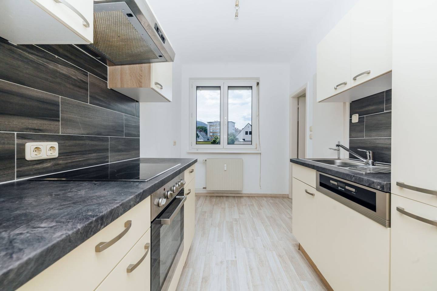 BALKON I SANIERT I BADEWANNE I INNENHOF-AUSRICHTIG I SEHR RUHIG I MODERNES BADEZIMMER I PARKPLATZ OPTIONAL I EINBAUKÜCHE I PROJEKT WOHNEN I