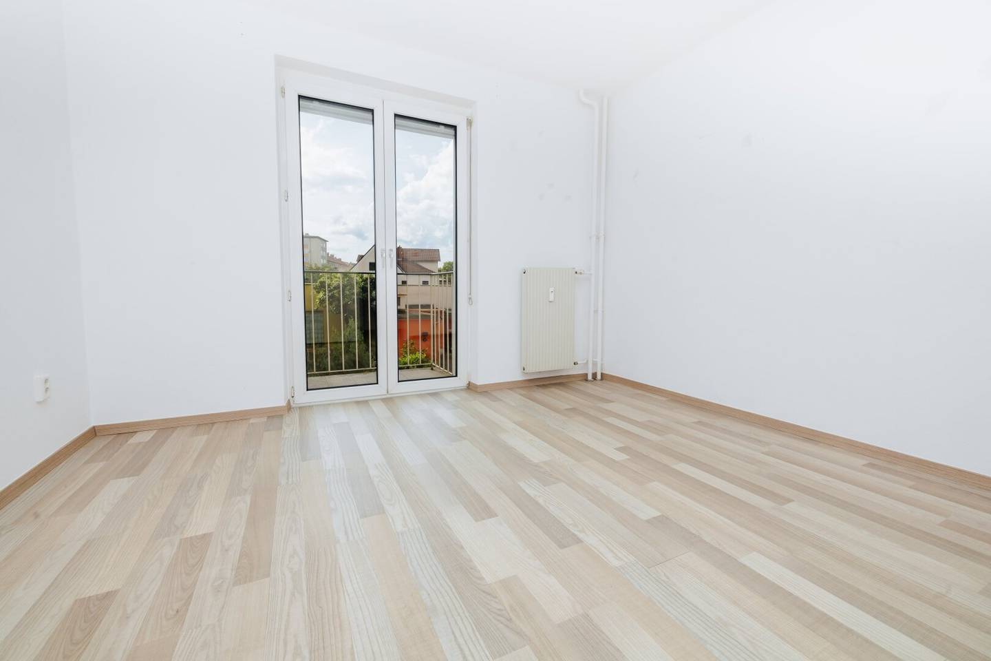 BALKON I SANIERT I BADEWANNE I INNENHOF-AUSRICHTIG I SEHR RUHIG I MODERNES BADEZIMMER I PARKPLATZ OPTIONAL I EINBAUKÜCHE I PROJEKT WOHNEN I