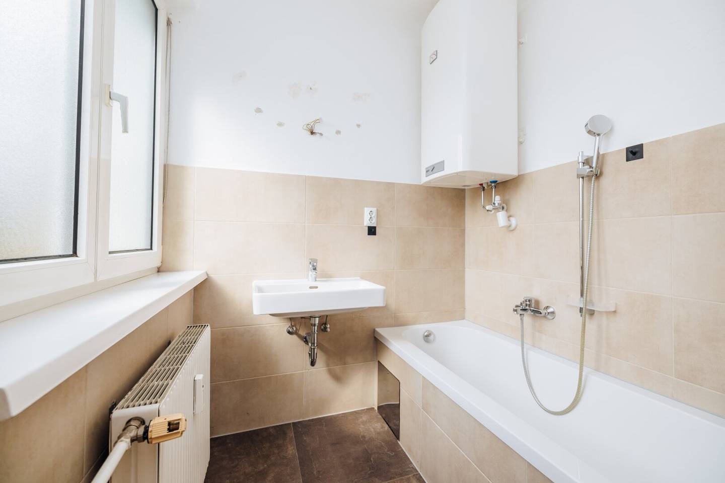 BALKON I SANIERT I BADEWANNE I INNENHOF-AUSRICHTIG I SEHR RUHIG I MODERNES BADEZIMMER I PARKPLATZ OPTIONAL I EINBAUKÜCHE I PROJEKT WOHNEN I