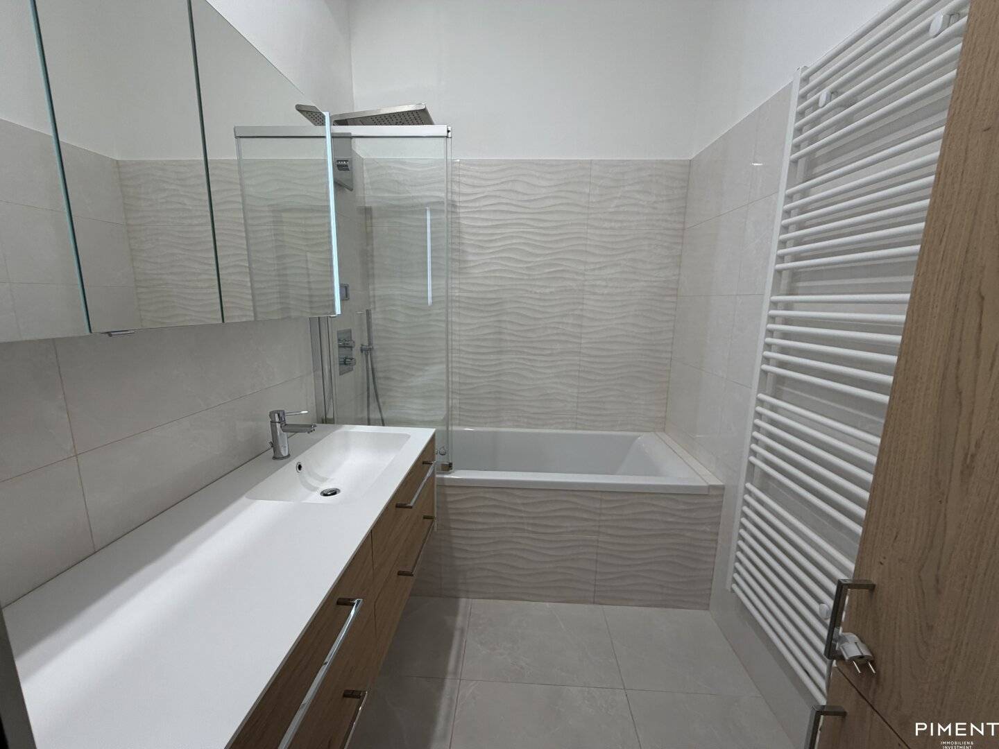 GROSSZÜGIGE 2-ZIMMER ALTBAU-WOHNUNG - IM 8. BEZIRK!