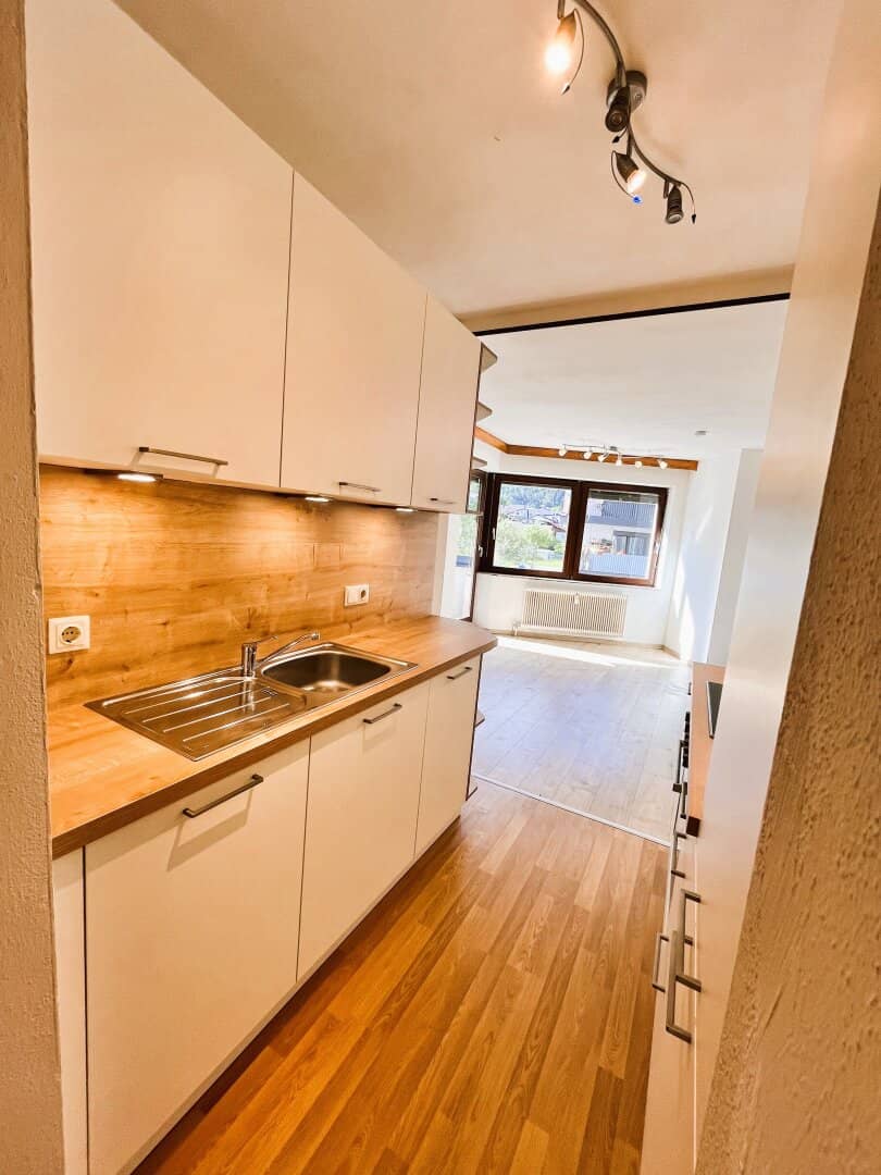 AVAILABLE IMMEDIATELY: Centrally located bright 2-room apartment with balcony for rent