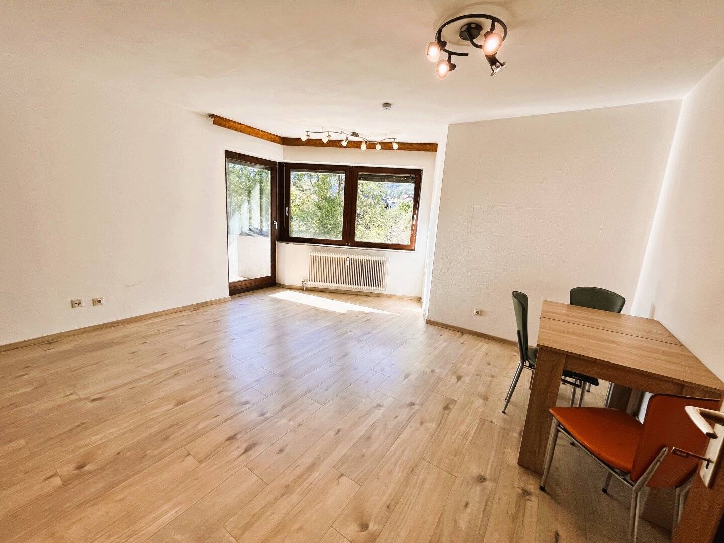 AVAILABLE IMMEDIATELY: Centrally located bright 2-room apartment with balcony for rent