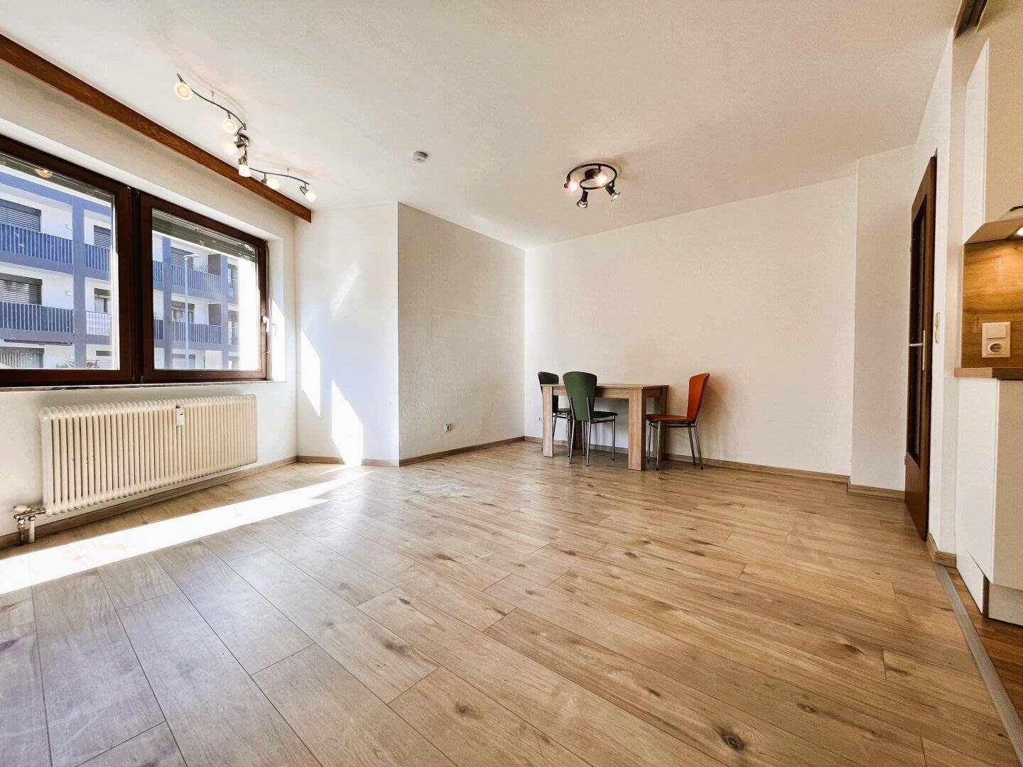 AVAILABLE IMMEDIATELY: Centrally located bright 2-room apartment with balcony for rent