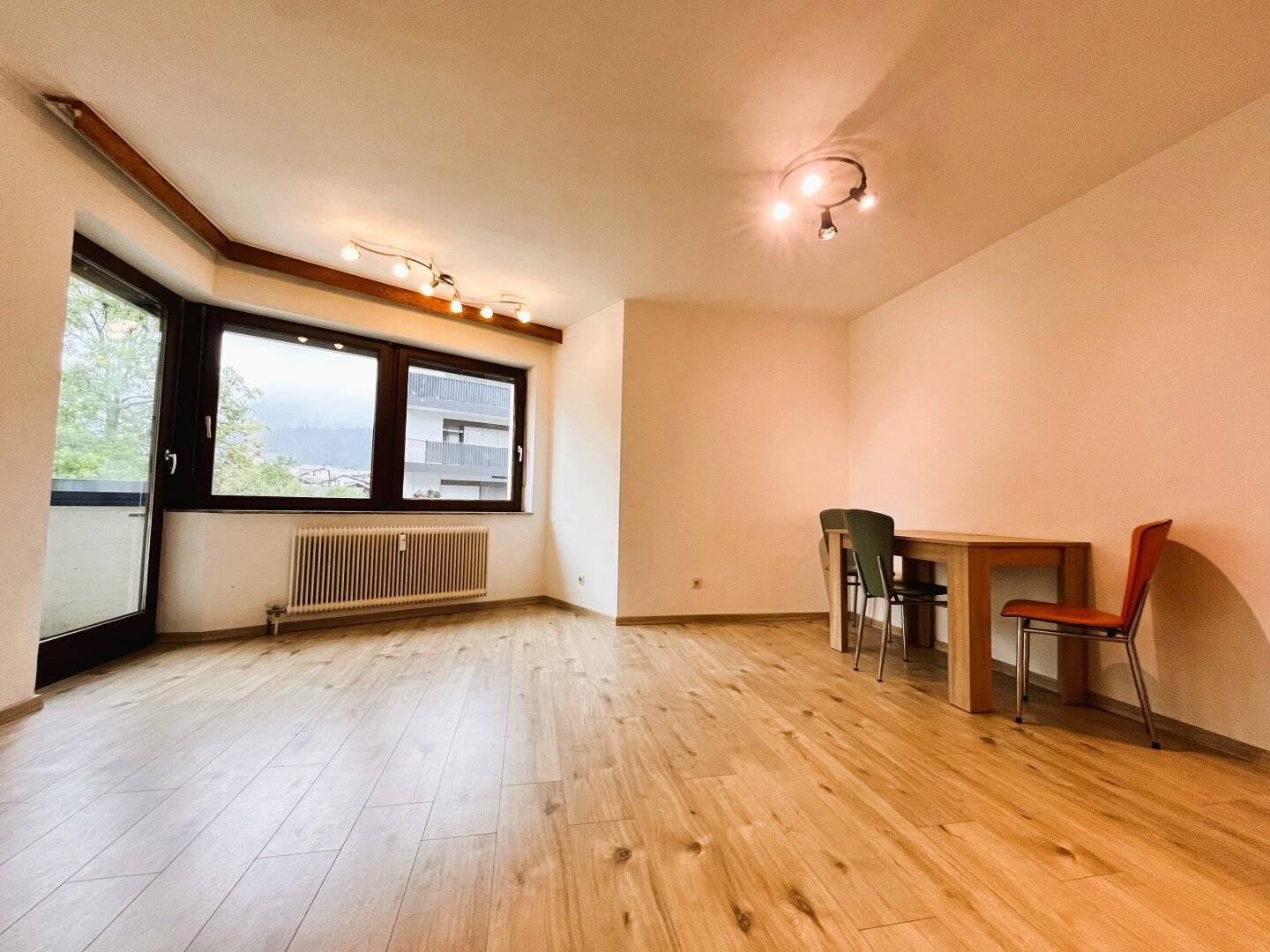 AVAILABLE IMMEDIATELY: Centrally located bright 2-room apartment with balcony for rent